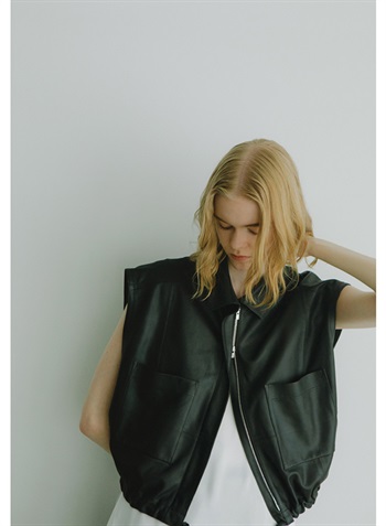 クロップドスリーブレスTOP