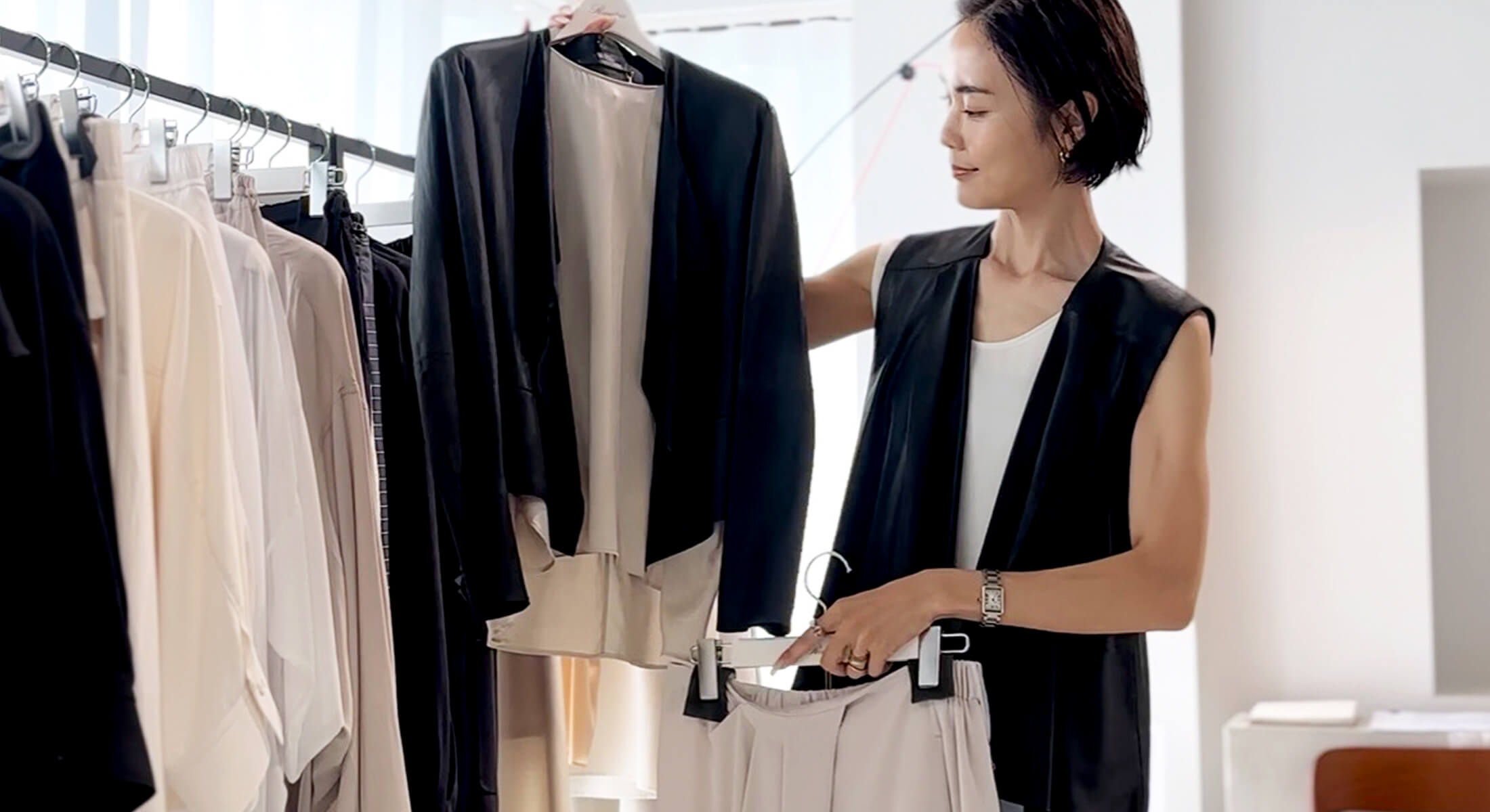 小林有里さん Rawtusコラボ、レザー・シルク商品を選んでいるイメージカット