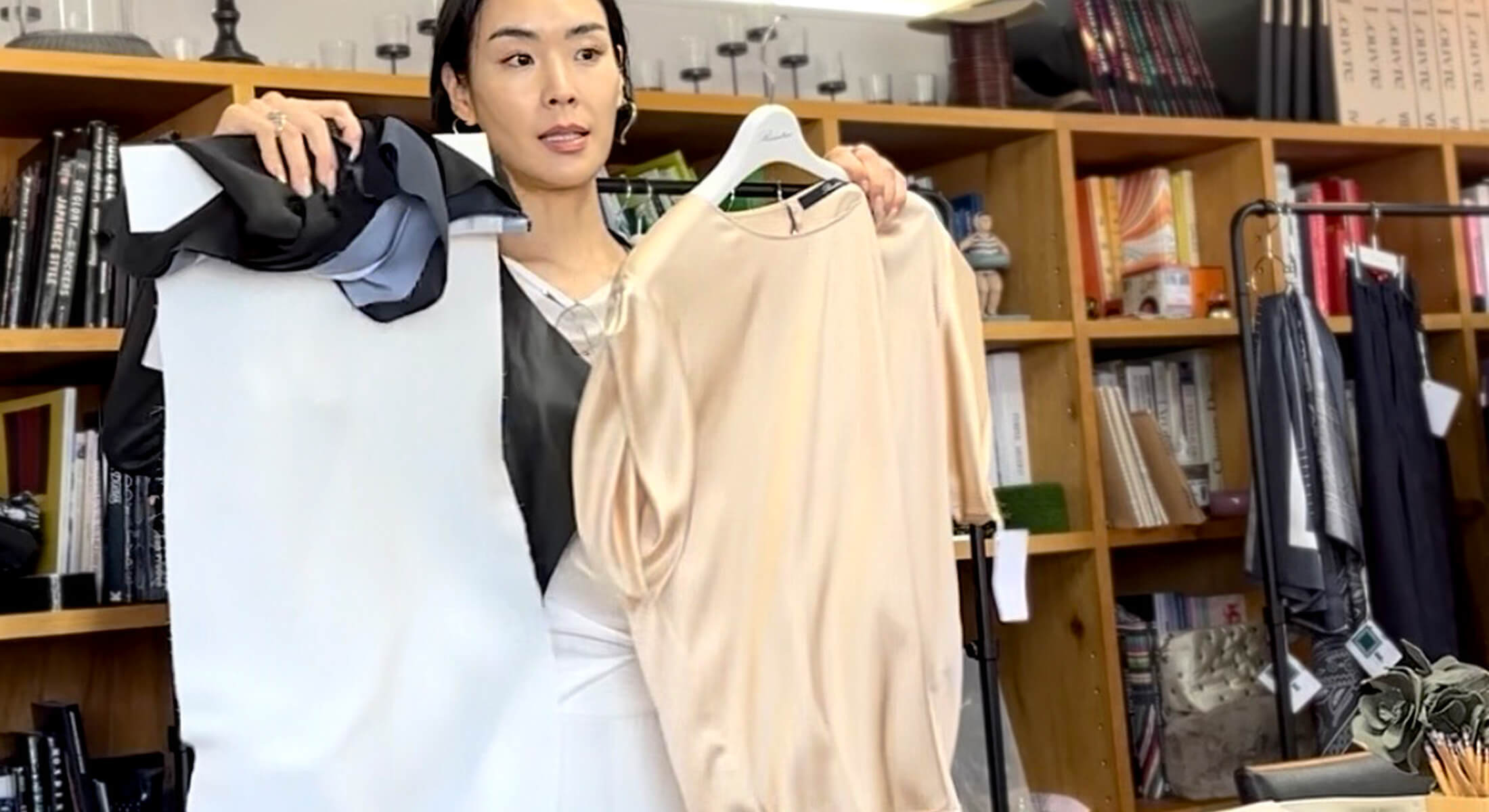 小林有里さん Rawtusコラボ商品の生地とカラー選びのイメージカット